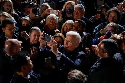 El presidente de Estados Unidos, Joe Biden, se toma un selfi con la multitud, en un acto de campaña por el candidato demócrata a gobernador de Virginia, Terry McAuliffe, en Arlington (Estados Unidos).