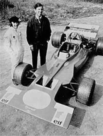 Ken Tyrrel, junto al piloto Jackie Stewart y su coche Tyrrell-Ford, en 1970.
