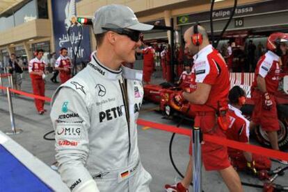 Michael Schumacher pasa por delante del taller de Ferrari.