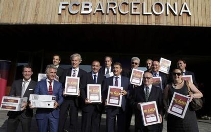 Joan Laporta y los miembros de su equipo antes de presentar las firmas.