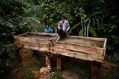 Manuel Ayala desinfecta la tierra con agua caliente antes de sembrar nueces de Brasil. En los a&ntilde;os 90, particip&oacute; en las reivindicaciones ind&iacute;genas de la reforma agraria. Hoy es propietario y trabaja para mejorar las cosechas, garantizar la seguridad alimentaria y conservar el ecosistema del bosque amaz&oacute;nico. Comunidad San Juan del Uruc&uacute;, noreste de Bolivia. 