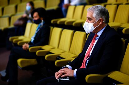 Andrea Orcel, en primer término, y Ana Botín, presidenta de Banco Santander, durante el juicio por el fichaje frustrado del banquero italiano, el 19 de mayo en Madrid.