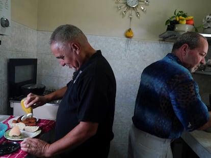 La pareja de casados Pablo Delgado y Adolfo López en su cocina en La Habana, Cuba, el 26 de octubre de 2022.