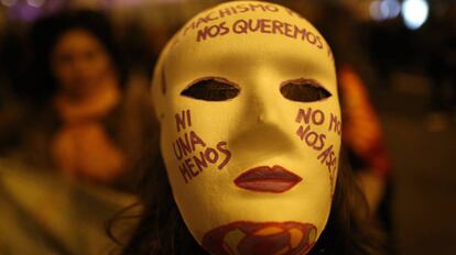 Caretas contra la violencia de g&eacute;nero en el D&iacute;a Internacional de la Mujer, en Madrid.