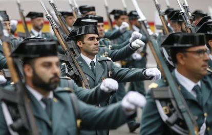 Miembros de la Guardia Civil durante el desfile de las Fuerzas Armadas este viernes en Madrid.