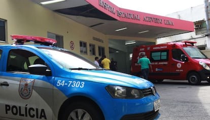 Carro de polícia na frente do hospital Azevedo Lima.