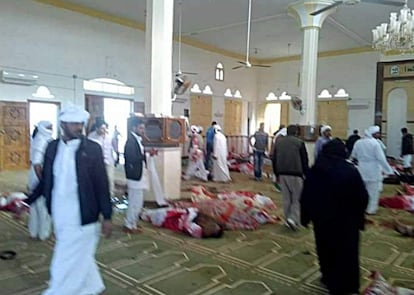 Imagen del interior de la mezquita donde varias personas permanecen junto a las víctimas
