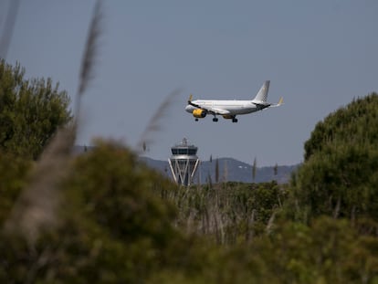 Un avión se aproxima a la pista del aeropuerto de El Prat sobrevolando una zona protegida de La Ricarda.