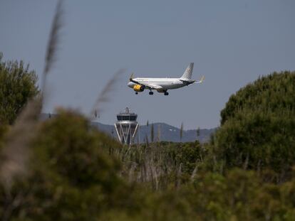 Un avión se aproxima a la pista del aeropuerto de El Prat sobrevolando una zona protegida.