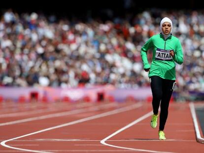 La atleta saud&iacute; Sarah Attar en la carrera de 800 metros de la Olimpiada de Londres, en  2012.