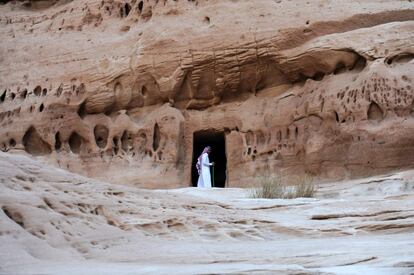 O acordo franco-saudita visa preservar o local do dano pela erosão e também de atos de vandalismos que foram cometidos na área. Na imagem, um homem saudita na entrada de um túmulo em Madain Saleh, um Patrimônio Mundial pela Unesco, perto da cidade de Al-Ula (Arábia Saudita).