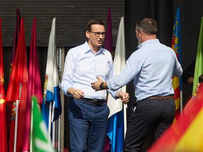 Santiago Abascal (a la derecha) saluda al primer ministro polaco, Mateusz Morawiecki, este domingo en la fiesta de Vox en Madrid.