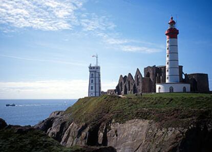 El faro de La Pointe Saint-Mathieu, de 1835, se alza junto a las ruinas de una abadía benedictina del siglo XVI, desmantelada durante la Revolución Francesa.