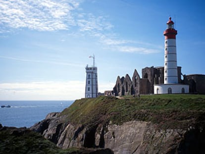 El faro de La Pointe Saint-Mathieu, de 1835, se alza junto a las ruinas de una abadía benedictina del siglo XVI, desmantelada durante la Revolución Francesa.