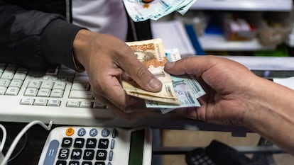 El aumento se da bajo la presión de las próximas elecciones.