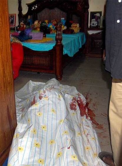 El cadáver de Baciro Dabo yace en el suelo de su casa de Bissau.