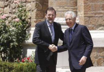 El presidente del Gobierno, Mariano Rajoy, con el primer ministro italiano, Mario Monti. EFE/Archivo