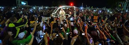 El Papa saluda a la multitud desde el papam&oacute;vil mientras recorre la avenida paralela a la playa de Copacabana. 