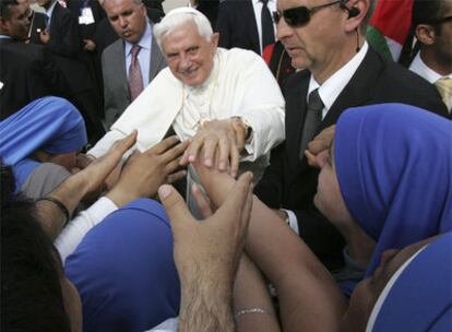 Varias monjas saludan a Benedicto XVI durante su visita a la iglesia de Nuestra Señora de la Paz, en Ammán.