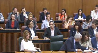 Susana Díaz (bottom left) during this morning’s vote.