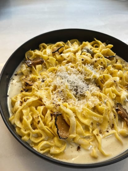 Linguine, con gorgonzola y trufa de verano, en una imagen proporcionada por el restaurante DeLuca.