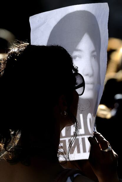 Una mujer muestra una foto de Ashtianí en una manifestación en Roma.