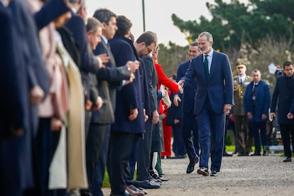 El rey Felipe VI junto al presidente del Gobierno, Pedro Sánchez, saludan a los Presidentes Autonómicos a su llegada a la XXVII Conferencia de Presidentes, este viernes en Santander.