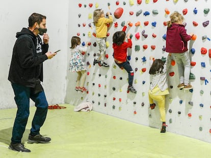 El profesor Álvaro Jiménez cronometra a unos niños durante unos juegos de escala, el pasado martes en el Urban Monkey de Villalba.