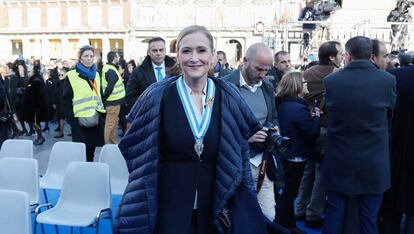 La presidenta de la Comunidad de Madrid, Cristina Cifuentes, antes del inicio de la misa en honor a la patrona de Madrid, la Virgen de la Almudena.