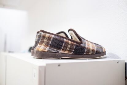 Detalle de unas zapatillas de andar por casa en el Centro para Personas sin Hogar de Pozas, en Malasaña.