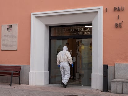 Entrada de la residencia de Tremp afectada por el brote de coronavirus.