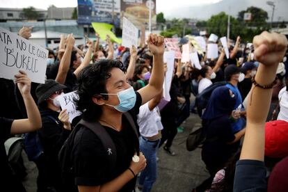 Los manifestantes alzaron su voz por lo que consideran una deriva dictatorial por parte del presidente de El Salvador, Nayib Bukele.