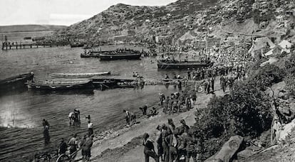 Tropas aliadas desembarcan en la pen&iacute;nsula de Gal&iacute;poli, en una imagen tomada entre 1914 y 1915.