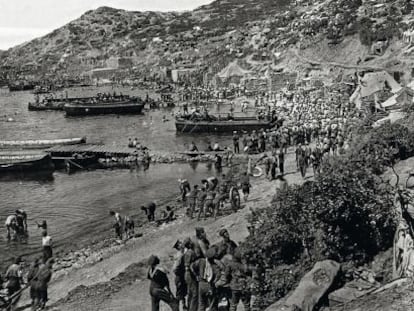 Tropas aliadas desembarcan en la pen&iacute;nsula de Gal&iacute;poli, en una imagen tomada entre 1914 y 1915.