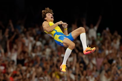 Duplantis, tras rebasar el listón con su salto de 6,25 metros con el que batió el récord del mundo.
