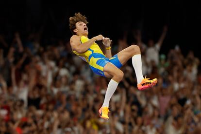 Duplantis, tras rebasar el listón con su salto de 6,25 metros con el que batió el récord del mundo.