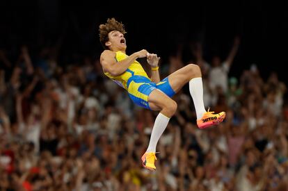 Duplantis, tras rebasar el listón con su salto de 6,25 metros con el que batió el récord del mundo.
