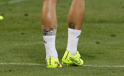 Tatuaje recien realizado de la Champions en la pierna izquierda de Sergio Ramos 