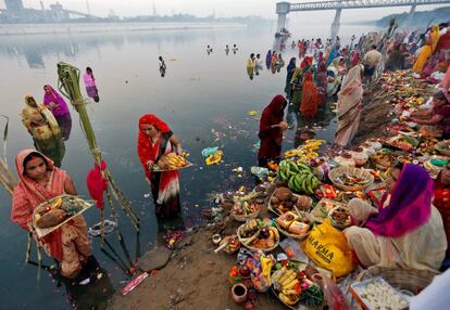 Devotos hindúes ofrecen ofrendas en honor al dios Sol durante el festival religioso de Chhath Puja, en Ahmedabad (India).