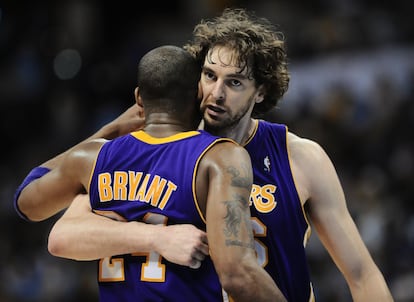 Kobe Bryant abraza a Pau Gasol en los minutos finales del partido Los Lakers-Denver Nuggets de la final de la Conferencia Oeste de la NBA, en mayo de 2009.