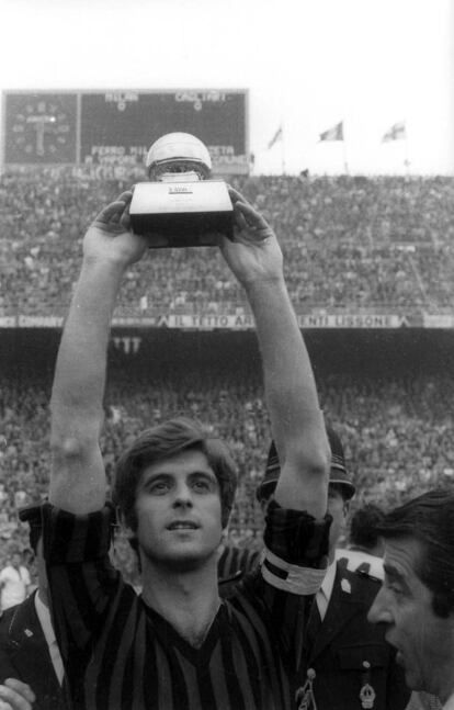 Gianni Rivera, jogador do Milan, levanta a Bola de Ouro que ganhou em 1969 por ser o melhor jogador da Europa.