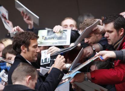 Clive Owen firma autógrafos a su llegada ayer a la proyección de <i>The international.</i>