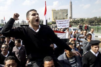 Un policía se manifiesta para pedir mejoras salariales en El Cairo.