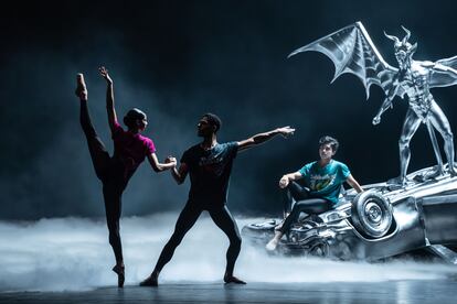 El Birmingham Royal Ballet durante el estreno de Black Sabbath: The Ballet, dirigido por Carlos Acosta, en el Hipódromo de Birmingham, en octubre. Foto de Johan Persson, cortesía Atelier Arrechea.