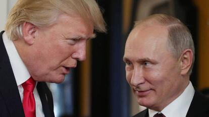 El presidente de EE UU, Donald Trump, junto al presidente ruso, Vladímir Putín, durante la cumbre de la APEC en Danang (Vietnam) el pasado 11 de noviembre.