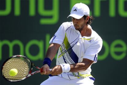 Fernando Verdasco golpea la pelota durante el partido contra Berdych.