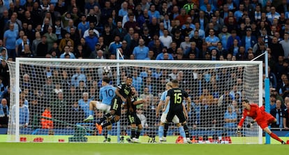 Una de las muchas acciones ofensivas del Manchester City sobre la portería del Real Madrid en la primera parte del encuentro. 