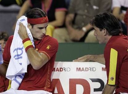 Feliciano López y Emilio Sánchez Vicario durante la final de la Copa Davis de 2008.