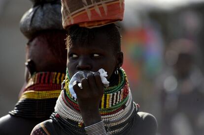 Campo de refugiados de Kakuma, Kenia 2012. En unas circunstancias en las que tanto se habla de las dificultades para acoger refugiados y de los conflcitos por los recursos con la población residente; poco importa que se trate de empleos en Europa o de leña o pastos en Kenia, resulta reconfortante ver cómo la población local Turkana parecía integrarse en la vida social y económica de este campo de refugiados. Estas mujeres Turkana estaban comprando en uno de los varios mercados del campo.