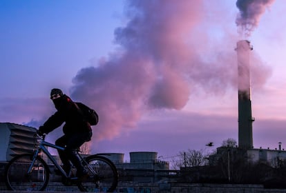 Un hombre pasea en bicicleta junto a las emisiones de una torre de refrigeración, cerca de una planta nuclear en Skopie (Macedonia). La contaminación en la capital de Macedonia es siete veces mayor al máximo permitido, siendo una de las ciudades más contaminadas de Europa. 